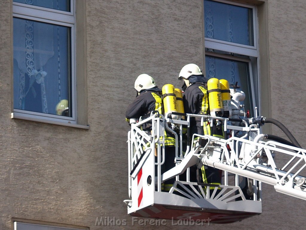 Brand Wohnung mit Menschenrettung Koeln Vingst Ostheimerstr  P070.JPG